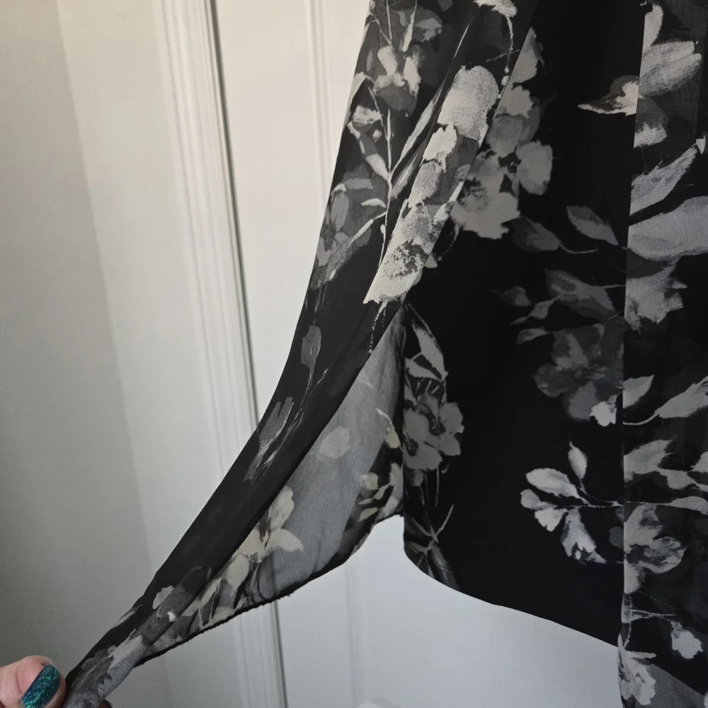 🐟🐟Roz and Ali Black and Grey Floral Chiffon Blouse Size Large